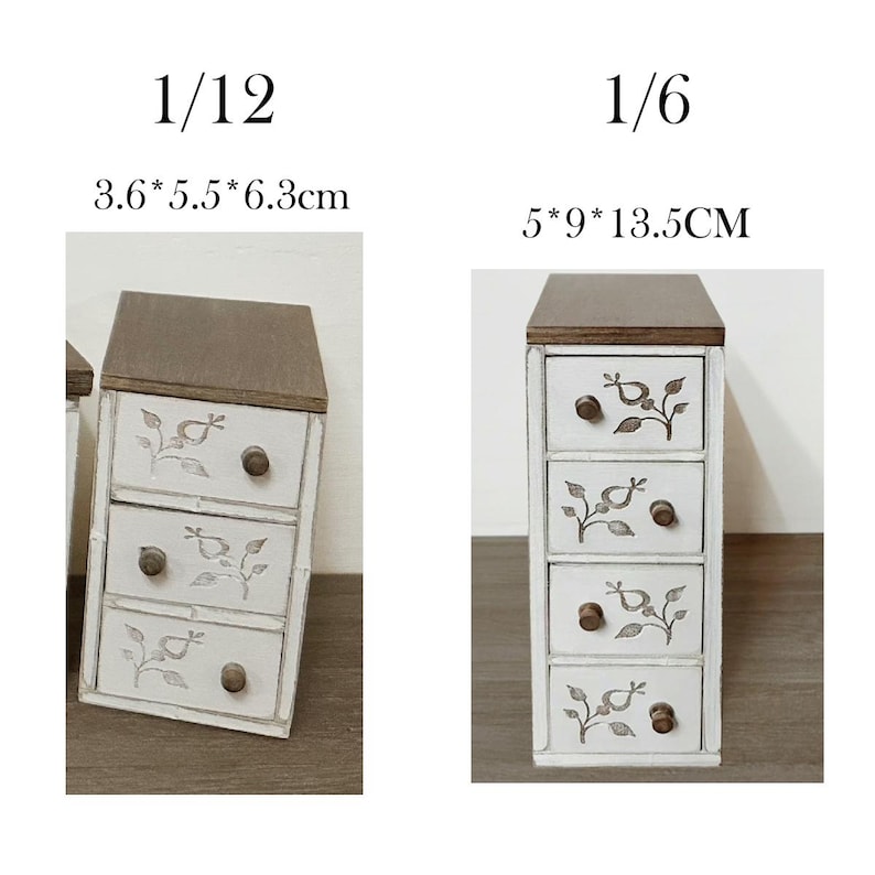 Pu&ograve; includere: Cassettiera in legno bianco in miniatura con quattro cassetti, ognuno ornato da un motivo floreale e da un pomello marrone scuro. La parte superiore &egrave; marrone scuro. Dimensioni: 13,5 cm di altezza, 5 cm di larghezza e 9 cm di profondit&agrave;.