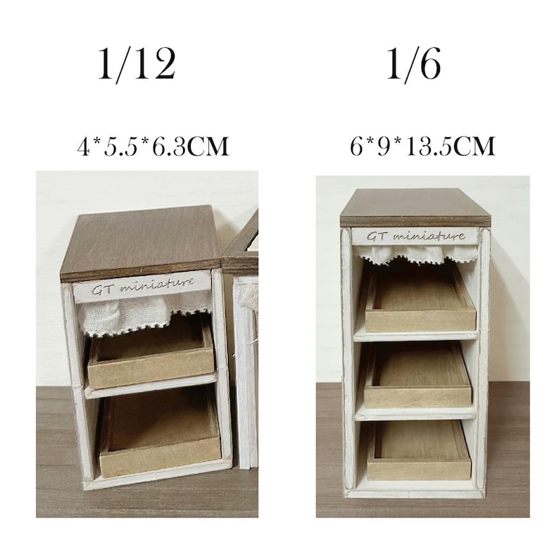 Pu&ograve; includere: Due vetrine in legno in miniatura. Una misura 4 cm x 5,5 cm x 6,3 cm, l'altra 6 cm x 9 cm x 13,5 cm. Ogni vetrina ha un top marrone, una cornice bianca e tre ripiani. Il testo "GT miniature" &egrave; visibile.