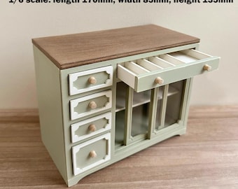 ヴィンテージドールハウスのベビールーム家具：ミニチュアキャビネット