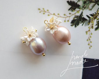 Perle con ciondoli a piccoli fiori, ciondoli di perle d'acqua dolce, ciondoli di perle barocche, orecchini di perle, vero oro 14K placcato