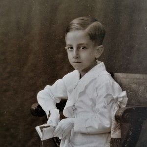 Vers 1920-1930 Photo originale Espagne d'un jeune garçon au moment de sa communion - Livraison gratuite incluse
