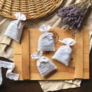Lavendelsäckchen aus Baumwolle Duftsäckchen für den Kleiderschrank 2er Set Lavendelsäckchen Mottenschutz Weiße Spitze Landhausstil Bild 3
