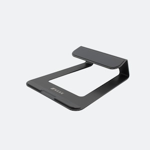 Può includere: Supporto per laptop in metallo nero con una piattaforma rialzata e la parola "INESK" stampata sul davanti.