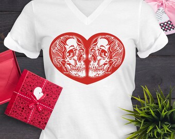 Puede incluir: Camiseta blanca de cuello en V con un diseño de corazón rojo que presenta dos calaveras blancas que se miran.