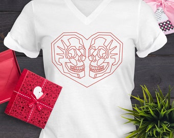 Puede incluir: Camiseta blanca de cuello en V con un contorno rojo de dos calaveras formando una forma de corazón.