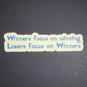 Les gagnants se concentrent sur la victoire, les perdants se concentrent sur les gagnants.   Citations de grand-père Mike, Humour adulte, autocollants pour cahiers, ordinateurs portables, tablettes