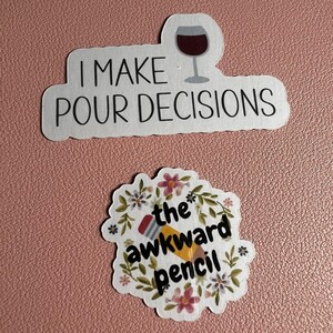 Je prends de nombreuses décisions.  Humour adulte amusant.  Gros mots, cadeau pour elle, autocollant, choix du versage, cadeau pour les amateurs de vin