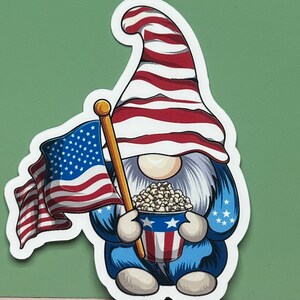 Gnome drapeau américain. Joyeux 4 juillet - Sticker ou aimant
