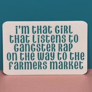 Je suis la fille qui écoute du rap de gangsters sur le chemin du marché fermier - Sticker ou aimant