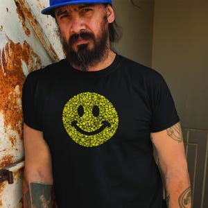 The smiley is the design icon of the 80s, a classic smile as a symbol of joie de vivre. Basic T-shirt for men and women