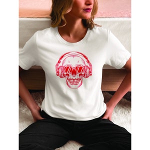 Stylish skull graphic shirt - Perfect club outfit for music fans - Original gift for music lovers
