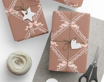 Papel de regalo con diamantes para el mes de abril, con piedras de nacimiento, regalos de cumpleaños, con código Morse, lazos rosas, gemas beige y blancas y caligrafía.