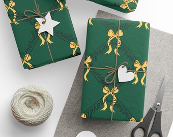 Papel de regalo del mes de mayo con la piedra natal de la mujer, en color verde esmeralda, código Morse, lazos dorados, piedras preciosas y caligrafía.