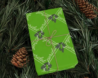 Papel de regalo con la piedra natal de agosto, lazos verde peridoto con código Morse.