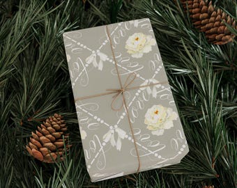 Papel de regalo con diseño de amor, ideal para bodas o aniversarios, con lazos y flores en color beige.