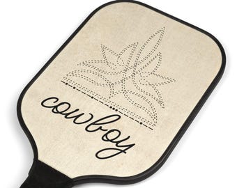 Juego de pickleball de vaquero occidental con costuras decorativas en las botas, código morse y caligrafía.