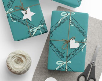 Papel de regalo con la piedra natal de marzo, lazos color aguamarina y verde azulado, con código Morse.