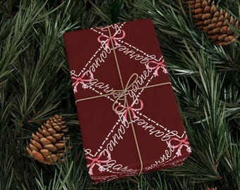 Papel de regalo con la piedra natal de enero, rojo granate con lazos rosas y código Morse.