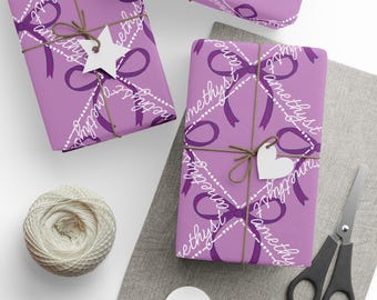 Papel de regalo con la piedra natal de febrero, lazos morados amatistas y código Morse.