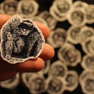 Pequeño paquete de pegatinas. Humor negro pegajoso, pequeñas ilustraciones con animales y monstruos, impresas en papel brillante.