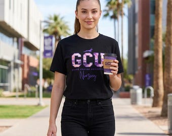 Camiseta esportiva personalizada da GCU com estampa aquarela estilo universitário, da Universidade Grand Canyon, com efeito bordado falso. Presente ideal para ela, estudante ou mãe, no Natal.