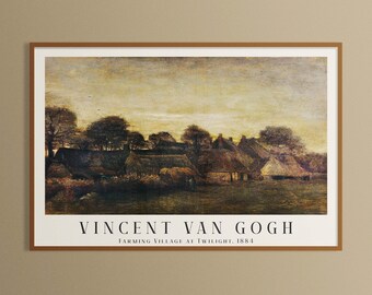 Könnte beinhalten: Ein gerahmter Druck von Vincent Van Goghs "Farming Village at Twilight, 1884". Das Kunstwerk zeigt eine ländliche Dorflandschaft mit strohgedeckten Gebäuden unter einem dämmerigen Himmel. Der Druck ist in einem braunen Rahmen, mit dem Namen und Titel des Künstlers darunter.