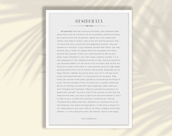 Puede incluir: Un póster imprimible en blanco y negro con el texto "Desiderata" en una fuente en negrita sin serifas. El texto está centrado en el póster y está rodeado por un borde blanco. El póster presenta una cita de Max Ehrmann, que anima a los lectores a vivir una vida pacífica y plena.
