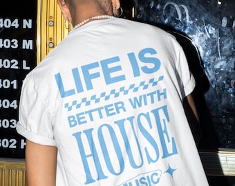 Peut inclure: T-shirt blanc avec du texte bleu qui dit "Life is better with House Music".