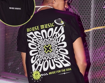 Peut inclure: T-shirt noir avec un motif graphique blanc représentant les mots "HOUSE MUSIC" en motif répétitif. Le motif graphique est un vortex tourbillonnant avec un smiley jaune et les mots "MUSIC FOR THE SOUL" en bas.
