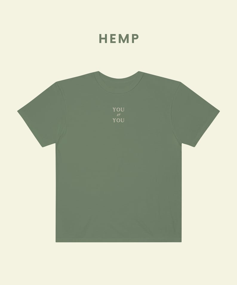Pu&ograve; includere: Una maglietta verde con la scritta "YOU IS YOU" stampata sul davanti.
