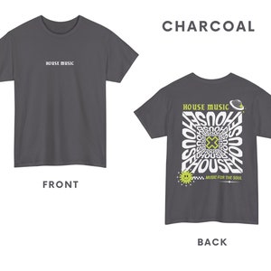 Puede incluir: Una camiseta gris antracita con la frase "HOUSE MUSIC" impresa en la parte delantera y un dise&ntilde;o gr&aacute;fico en la parte posterior. El dise&ntilde;o de la parte posterior presenta un patr&oacute;n repetitivo de las palabras "HOUSE MUSIC" en un dise&ntilde;o circular con una carita sonriente amarilla y el texto "MUSIC FOR THE SOUL".