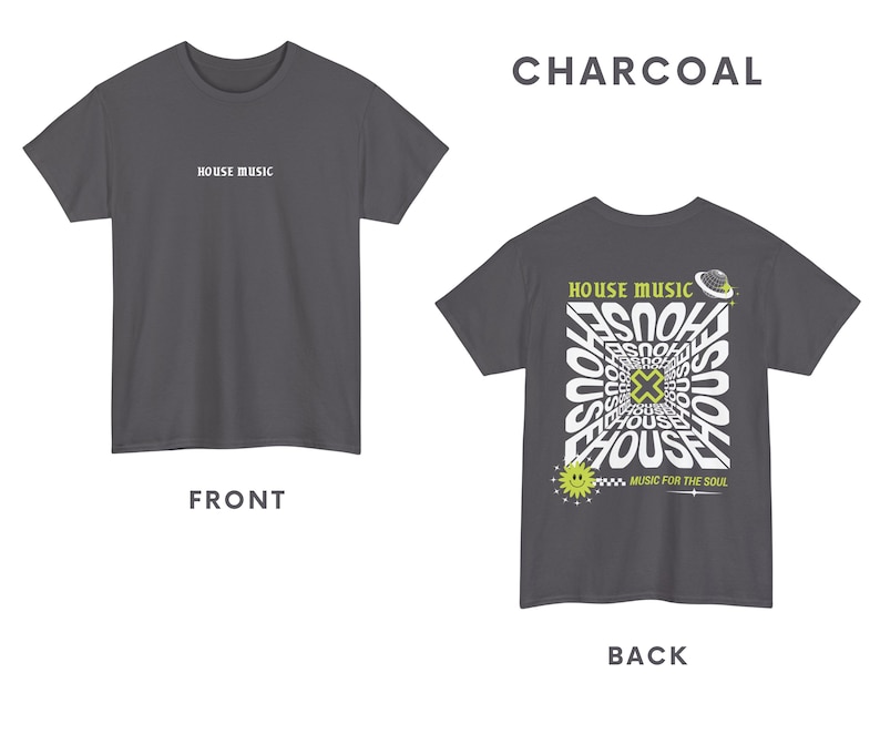 Puede incluir: Una camiseta gris antracita con la frase "HOUSE MUSIC" impresa en la parte delantera y un dise&ntilde;o gr&aacute;fico en la parte posterior. El dise&ntilde;o de la parte posterior presenta un patr&oacute;n repetitivo de las palabras "HOUSE MUSIC" en un dise&ntilde;o circular con una carita sonriente amarilla y el texto "MUSIC FOR THE SOUL".