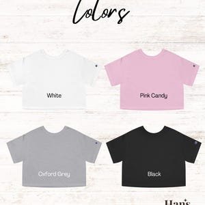 K&ouml;nnte beinhalten: Das Produktbild zeigt vier verk&uuml;rzte T-Shirts in Wei&szlig;, Rosa, Grau und Schwarz. Das Wort "Colors" steht oben. Jedes Shirt hat eine Farbnamen: White, Pink Candy, Oxford Grey und Black. Der Markenname "Han's Designs" steht unten.