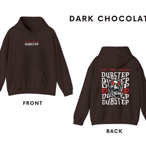 Pu&ograve; includere: Una felpa con cappuccio marrone cioccolato scuro con il testo "Dubstep" in bianco sul davanti e una grafica di un teschio con il testo "Play Save Fucking Dubstep" ripetuto sul retro.