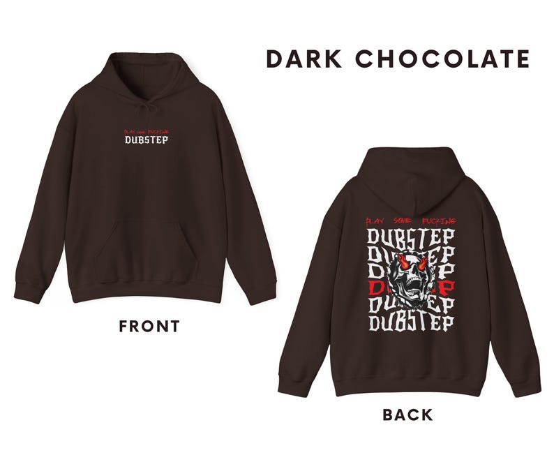 Pu&ograve; includere: Una felpa con cappuccio marrone cioccolato scuro con il testo "Dubstep" in bianco sul davanti e una grafica di un teschio con il testo "Play Save Fucking Dubstep" ripetuto sul retro.
