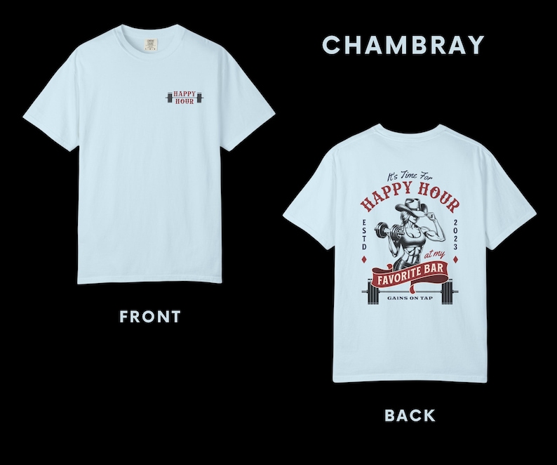 Op de afbeelding: Lichtblauw t-shirt met "HAPPY HOUR" op de voorkant. De achterkant toont een afbeelding van een gewichtheffer met de tekst "It's Time For HAPPY HOUR at my FAVORITE BAR GAINS ON TAP 2023".