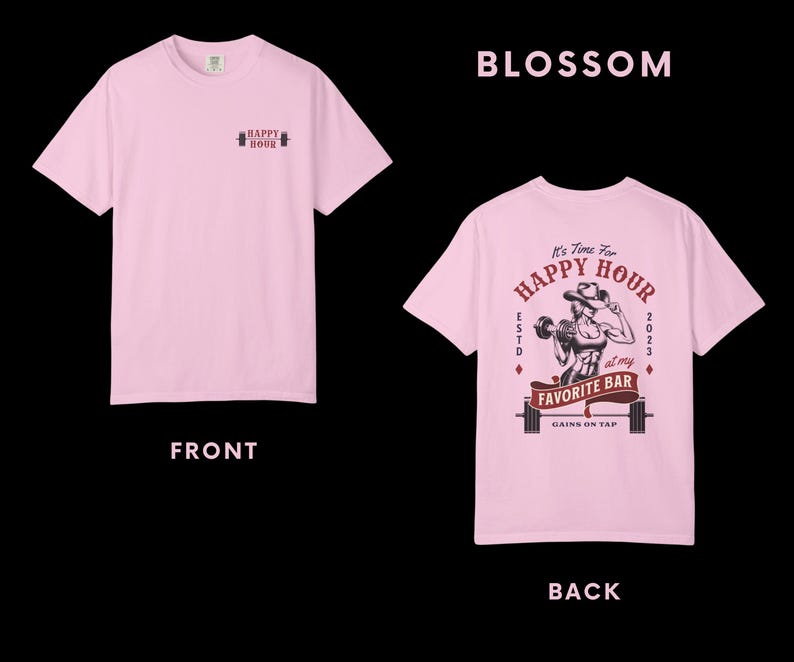 Op de afbeelding: Lichtroze t-shirt met een klein "HAPPY HOUR" barbell logo op de voorkant. De achterkant van het shirt heeft een afbeelding met de tekst "It's Time For HAPPY HOUR at my FAVORITE BAR" en een gewichtheffer ontwerp.