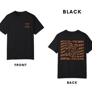 Pu&ograve; includere: T-shirt nera con una stampa grafica sul retro. La stampa presenta un design a spirale con il testo "HOUSE x TECHNO" ripetuto in un motivo circolare. La parte anteriore della t-shirt ha il testo "HOUSE x TECHNO" stampato in lettere pi&ugrave; piccole.