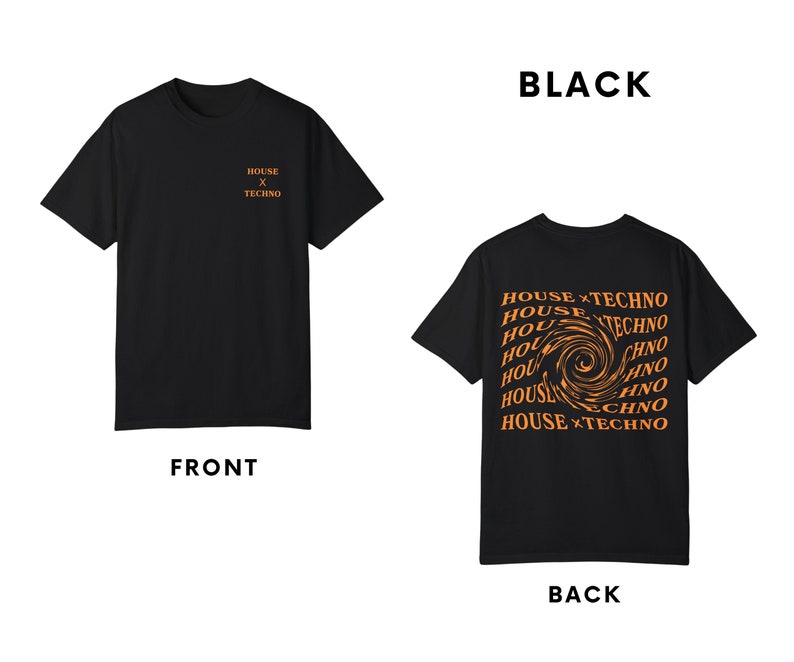 Pu&ograve; includere: T-shirt nera con una stampa grafica sul retro. La stampa presenta un design a spirale con il testo "HOUSE x TECHNO" ripetuto in un motivo circolare. La parte anteriore della t-shirt ha il testo "HOUSE x TECHNO" stampato in lettere pi&ugrave; piccole.