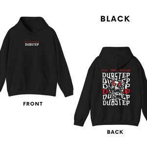 Pu&ograve; includere: Felpa con cappuccio nera con una grafica di un teschio e il testo "Play Some F*cking Dubstep" sul retro. La parte anteriore della felpa ha il testo "Play Some F*cking Dubstep" in un carattere pi&ugrave; piccolo.