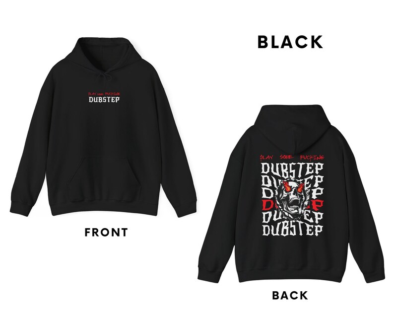 Pu&ograve; includere: Felpa con cappuccio nera con una grafica di un teschio e il testo "Play Some F*cking Dubstep" sul retro. La parte anteriore della felpa ha il testo "Play Some F*cking Dubstep" in un carattere pi&ugrave; piccolo.