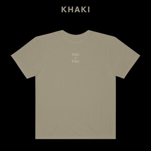Pu&ograve; includere: T-shirt color kaki con la scritta "YOU  IS  YOU" stampata sul davanti.