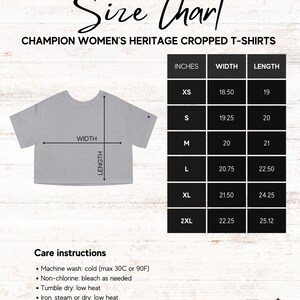 K&ouml;nnte beinhalten: Gr&ouml;&szlig;entabelle f&uuml;r Champion Women's Heritage Cropped T-Shirts. Die Tabelle zeigt die Ma&szlig;e in Zoll f&uuml;r Breite und L&auml;nge, von XS bis 2XL. Pflegehinweise sind ebenfalls aufgef&uuml;hrt, einschlie&szlig;lich Maschinenw&auml;sche kalt und Trockner.