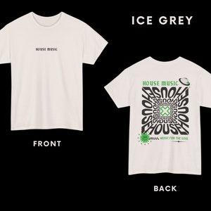 Puede incluir: Una camiseta blanca con el texto "HOUSE MUSIC" en la parte delantera y un dise&ntilde;o gr&aacute;fico en la parte posterior. El dise&ntilde;o gr&aacute;fico presenta la palabra "HOUSE" repetida en un patr&oacute;n circular con una cruz verde en el centro. El texto "MUSIC FOR THE SOUL" est&aacute; debajo del gr&aacute;fico.
