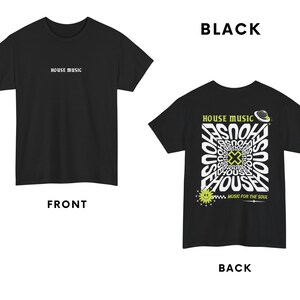 Puede incluir: Camiseta negra con "HOUSE MUSIC" impreso en la parte delantera y un dise&ntilde;o gr&aacute;fico con el mismo texto en la parte posterior. El dise&ntilde;o de la parte posterior presenta una carita sonriente amarilla y el texto "MUSIC FOR THE SOUL".