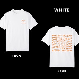 Pu&ograve; includere: T-shirt bianco con una grafica sul retro che dice "HOUSE x TECHNO" in testo arancione con un design a spirale. Il davanti della maglietta ha il testo "HOUSE x TECHNO" in testo arancione.