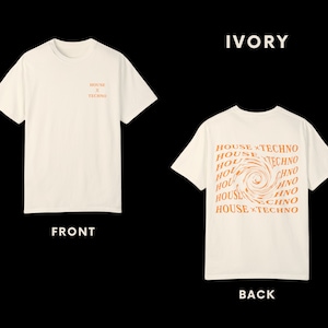 Pu&ograve; includere: Una t-shirt bianca con il testo "HOUSE x TECHNO" sul davanti e una grafica a spirale con lo stesso testo ripetuto sul retro. La t-shirt &egrave; di colore avorio chiaro.