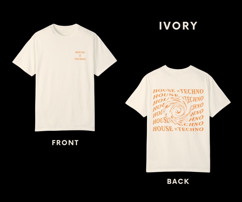 Pu&ograve; includere: Una t-shirt bianca con il testo "HOUSE x TECHNO" sul davanti e una grafica a spirale con lo stesso testo ripetuto sul retro. La t-shirt &egrave; di colore avorio chiaro.