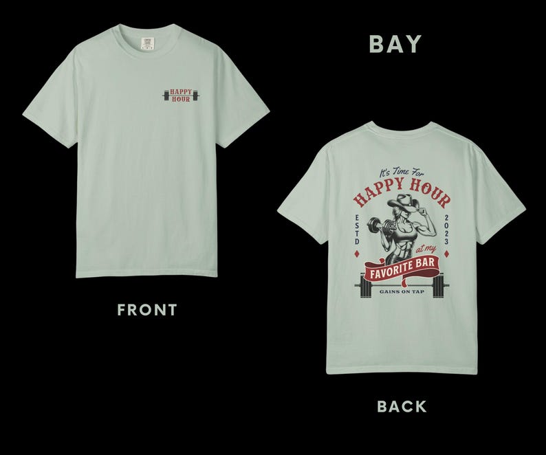 Op de afbeelding: Lichtgroen t-shirt met "HAPPY HOUR" en halterlogo op de voorkant. De achterkant heeft een afbeelding van een vrouw die gewichten heft, de tekst "It's Time For HAPPY HOUR at my FAVORITE BAR" en "GAINS ON TAP".