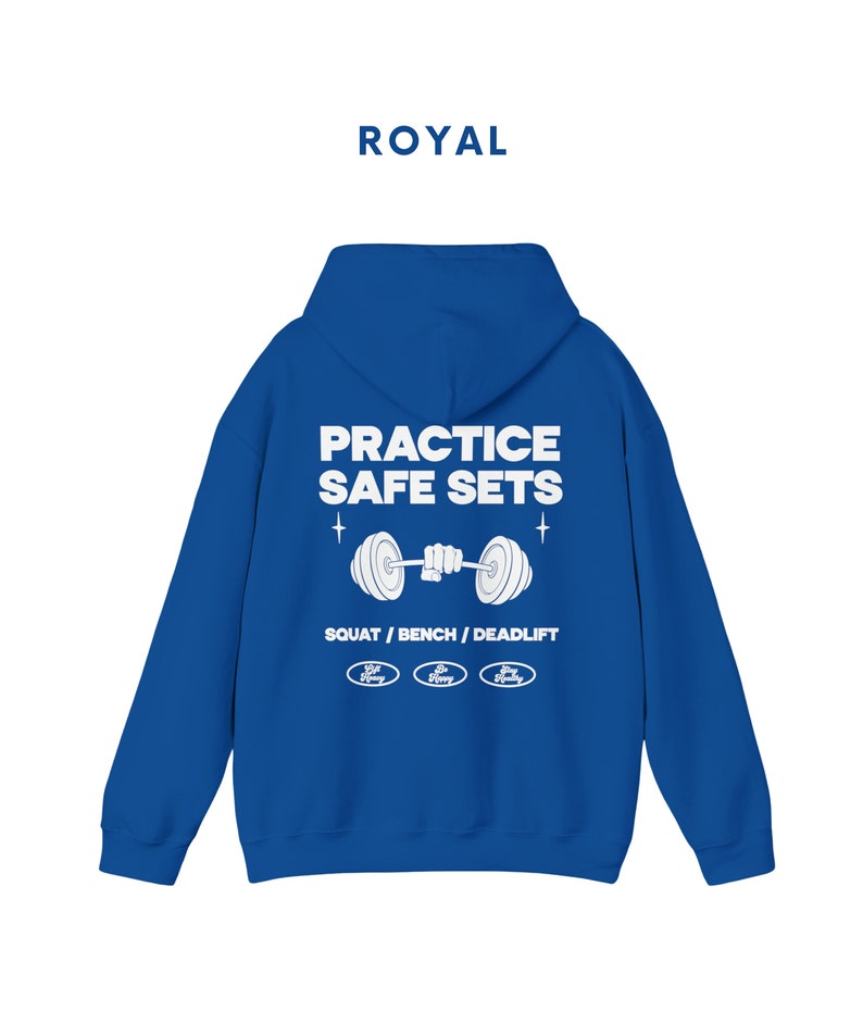 K&ouml;nnte beinhalten: Royalblauer Kapuzenpullover mit wei&szlig;em Text, der "Practice Safe Sets" lautet, und einer Grafik einer Person, die eine Langhantel hebt. Der Text "Squat / Bench / Deadlift" befindet sich unter der Grafik. Drei kleine wei&szlig;e Kreise mit dem Text "Safe Lifting" befinden sich unter dem Text.